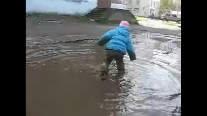 Татко и син на разходка 