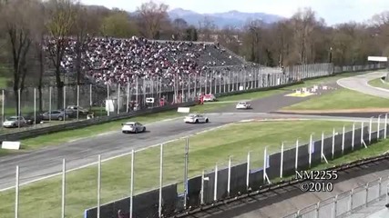 Страхотни спортни бегачки на пистата 