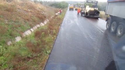 асфалтиране по време на дъжд