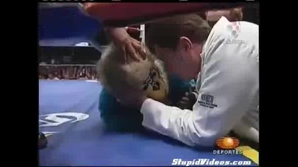 Зверски шут по малък кечист