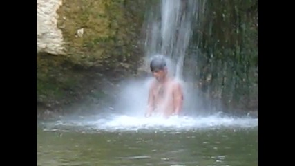 къпане под Еменския водопад