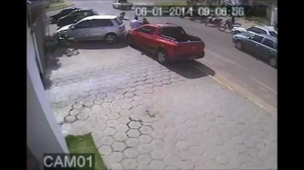 Решителен шофьор залавя грабители с мотор!