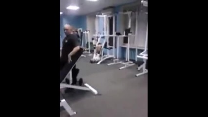 Ненормалник тренира във фитнес салон!