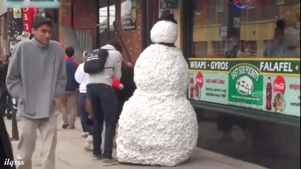 Страхотен майтап със снежен човек който плаши хората - 2013