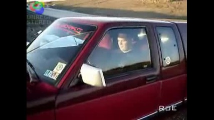 Огъване на кола от силен bass