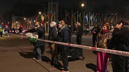 Задържаха мъжа, изкачил се на Биг Бен в Лондон с палестинско знаме (ВИДЕО)