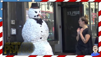 Страшен снежен човек плаши хората - Смях