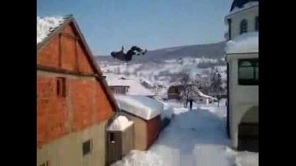 Ненормалник скача от покрива на къща