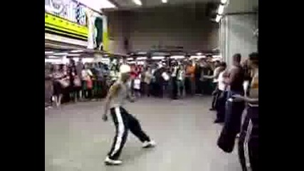 Breakdancer Vs. Girl Смях