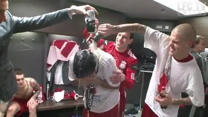 Футболистите на Ливърпул поливат с алкохол Луис Суарез след финала за Карлинг Къп