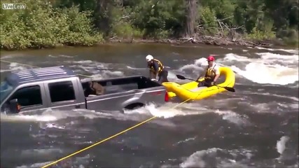 Хора спасяват куче от потънал в река пикап
