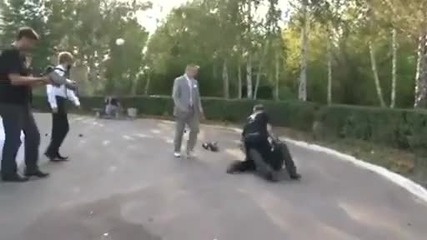 Човек бие камермен на сватба - русия - много смях
