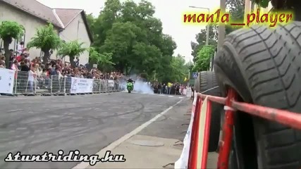 Унгарец прави много яки трикове с пистов мотор