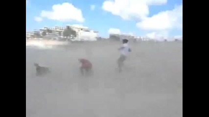 Самолет издухва хората на плажа - Смях !