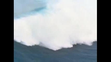 Сърфиране На Огромна Вълна