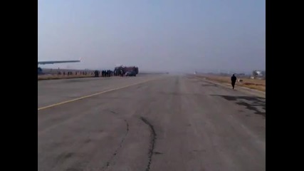 Турски самолет излезе от пистата при приземяване в Непал