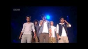 Най-лудата публика! One Direction пеят What makes you beautiful и Na Na Na на Teen Awards 2011