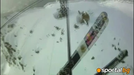 Лудаци се спускат по жици със ски.