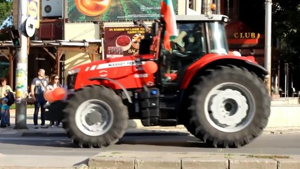 Абитуриент с трактор, окичен с българският флаг беше атракцията в Добрич
