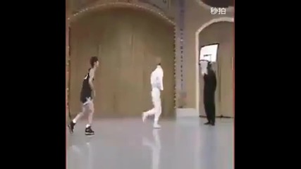 Ето така се играе баскетбол във Япония ( смях )