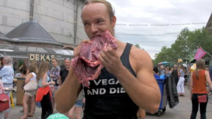 Мъж яде СУРОВО месо на ВЕГАН фестивал, шокира посетителите