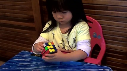 2 годишна подрежда Рубик куб за 1 мин.!