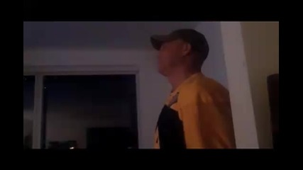 Mr. Anderson откача докато гледа мач 