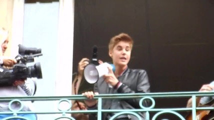 Justin Bieber singing Boyfriend at the balcony