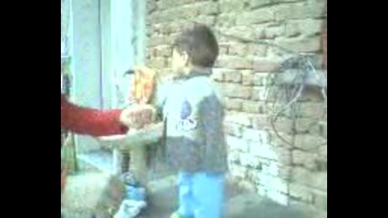 mani igrae s 4upena raka 