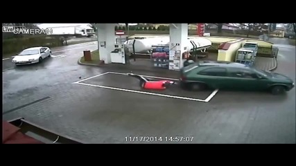 Ето какво става когато жена зарежда на бензиностанция