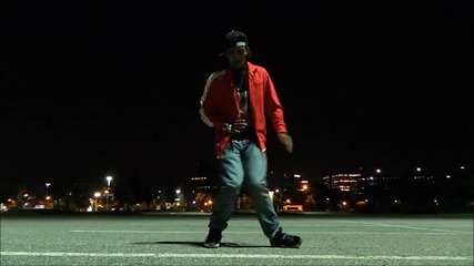 Танцьор зашеметяващо играе Dubstep танц на песента "beat It"