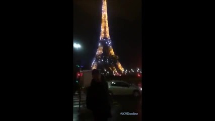Звездата Жан - Клод Ван Дам пред Айфеловата кула в нощно време поздравява своите фенове