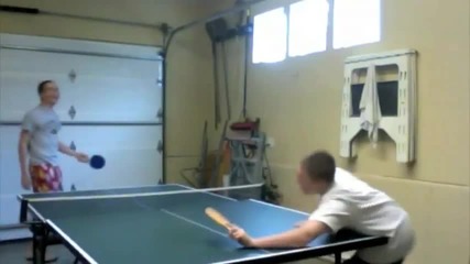 Момчета играят ping pong...