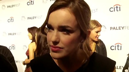 Звездата Елизабет Хенстридж дава интервю на медиите за сериала си Агентите на Щ. И. Т. (2013-2014)