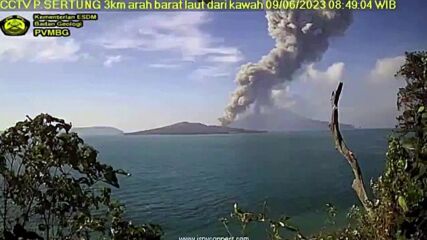 Индонезийският вулкан Анак Кракатау изхвърли 3-километров стълб пепел