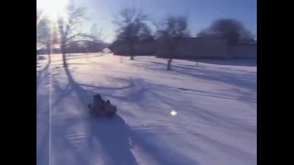 Голямо забавление с малки колички по снега!