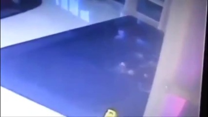 Тази дама не гледа , къде ходи и пада направо в басейна на един мол.