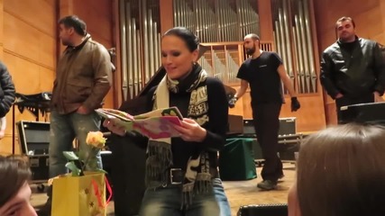 Таря получава тихата книжка за Наоми : коледен концерт 18.12.2015 Tarja Christmas Concert Bulgaria
