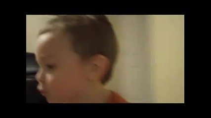 Това дете много добре имитира животните 