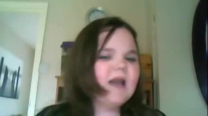 Момиче се ядосва че не може да пее