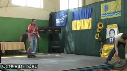 Спортист чупи щанга