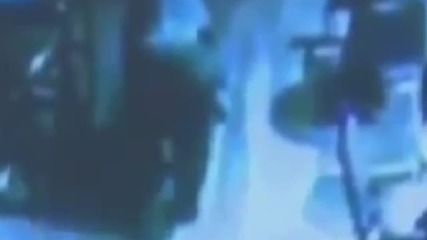 Сериозно ! Мечка се разхожда в бар в Колорадо !