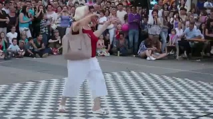 Бабка се включва в техно танц