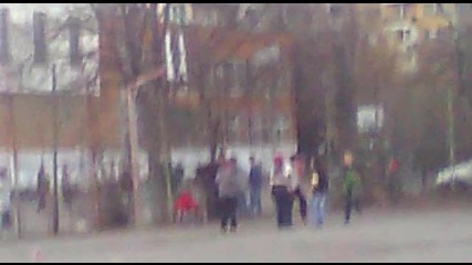 Момче 3 клас играе с децата от яслата
