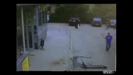 Жена си разбива колата докато паркира 