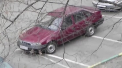 Баровец с мерцедес си купи стара кола, за да му пази мястото за паркиране