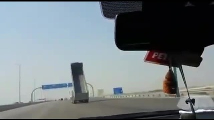 Шофьор на камион кара с вдигнат кош - Саудитска Арабия