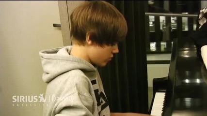 Justin Bieber свири на пиано