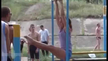 Красиви украински момичета ... тренировка на лостовете.