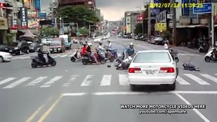 Автомобил се врязва в група мотористи